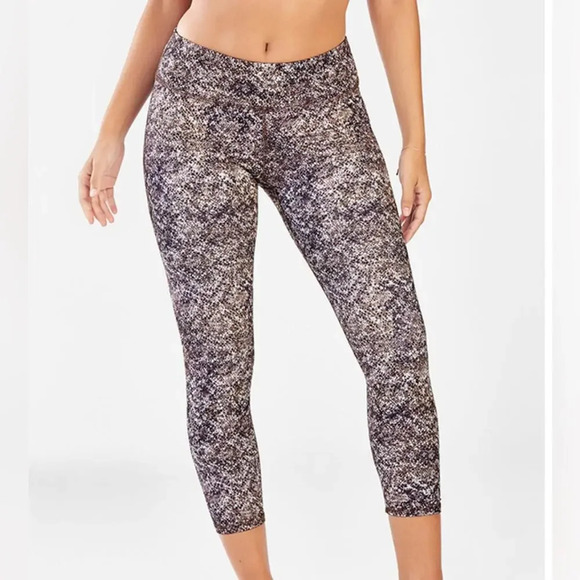 Women’s Fabletics Define Powerhold Capri serpentine print leggings 1X - Picture 1 of 5